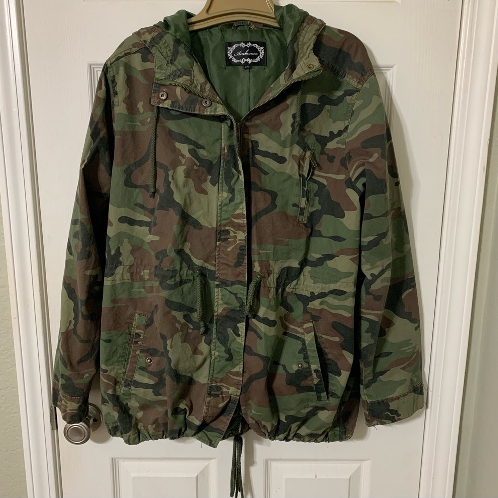 Ambiance Camouflage Hooded Jacket. Missing snap on front bottom.Woman’s Size 2XL